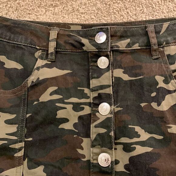 Camo Mini Skirt Button Front Size Medium ALMOST‎ FAMOUS y2k - Picture 4 of 11